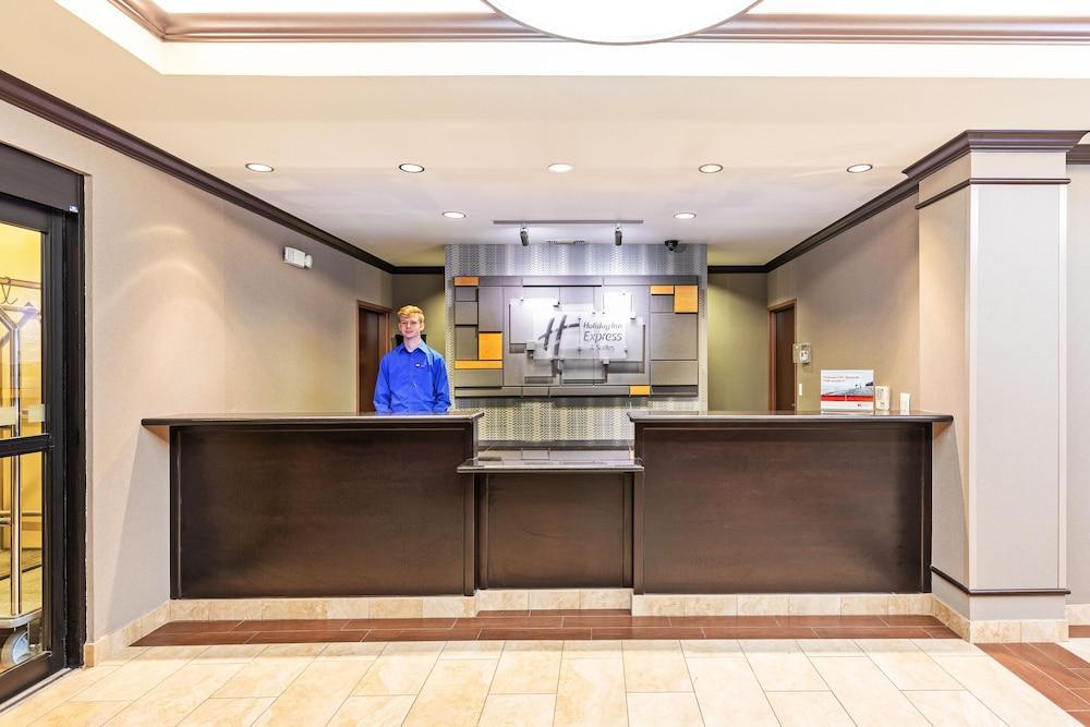 Holiday Inn Express Hotel & Suites Floresville By Ihg Exterior photo