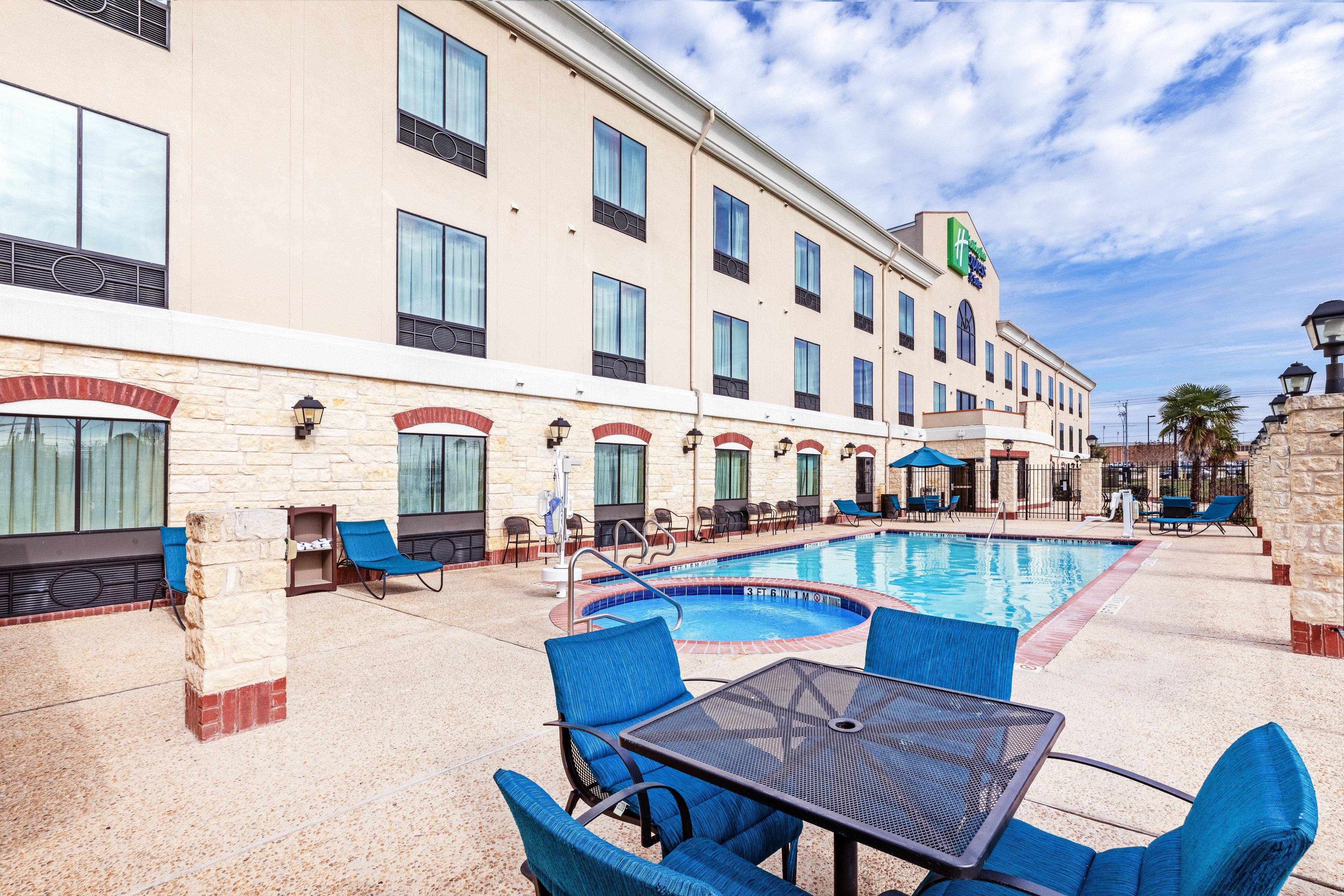 Holiday Inn Express Hotel & Suites Floresville By Ihg Exterior photo