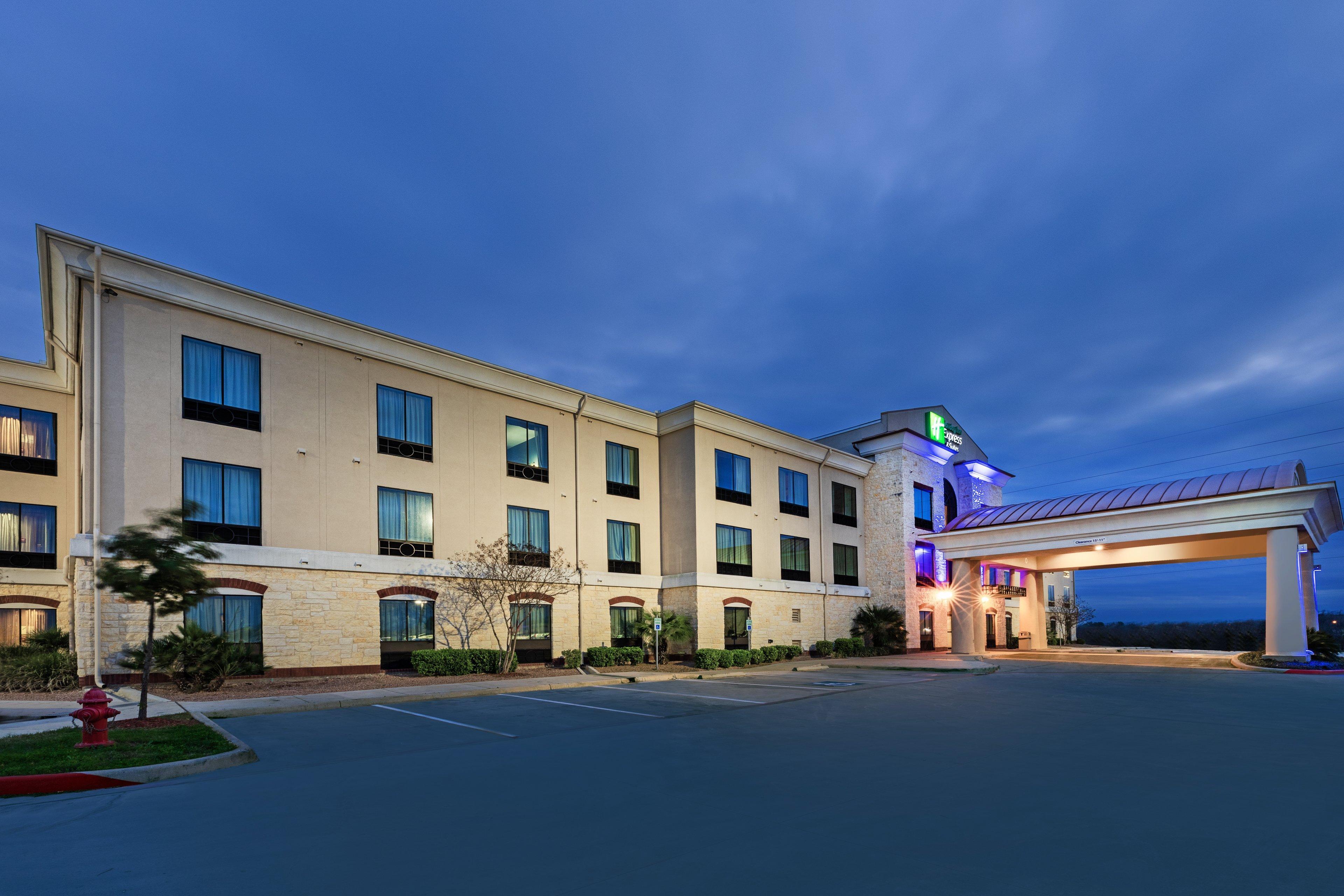 Holiday Inn Express Hotel & Suites Floresville By Ihg Exterior photo
